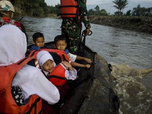 Jembatan Putus, Pelajar di Garut Terpaksa Naik Perahu Karet ke Sekolah Jembatan Putus, Pelajar di Garut Terpaksa Naik Perahu Karet ke Sekolah