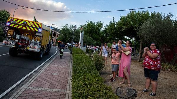 Begini Apresiasi Warga Bagi Pejuang Pemadam Kebakaran Hutan di Spanyol