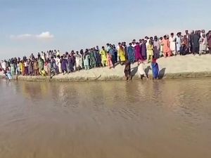 Bawa 100 Tamu, Kapal Pesta Pernikahan di Pakistan Terbalik! Bawa 100 Tamu, Kapal Pesta Pernikahan di Pakistan Terbalik!
