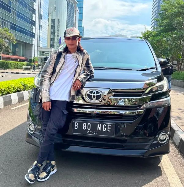 Bonge pamer Toyota Vellfire dengan nopol B 80 NGE.