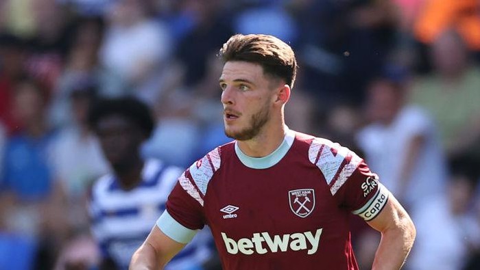 READING, ENGLAND - JULY 16: Declan Rice of West Ham United controls the ball during the Pre-Season Friendly match between Reading and West Ham United at Select Car Leasing Stadium on July 16, 2022 in Reading, England. (Photo by Ryan Pierse/Getty Images)