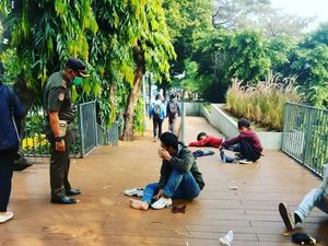 Satpol PP Bangunin ABG SCBD Tidur Ngemper di Sekitar Dukuh Atas Satpol PP Bangunin ABG SCBD Tidur Ngemper di Sekitar Dukuh Atas