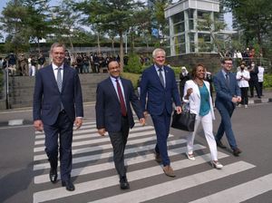 Anies-Pimpinan Bank Investasi Eropa Catwalk di Spot Citayam Fashion Week Anies-Pimpinan Bank Investasi Eropa Catwalk di Spot Citayam Fashion Week