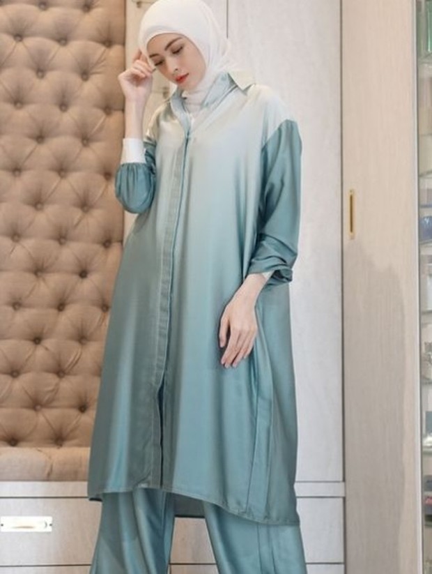 Donita/Foto : instagram.com/donitabhubiy Donita dalam setelan piyama warna hijau dan putih gradasi