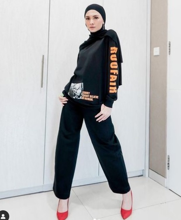 Donita/Foto : instagram.com/donitabhubiy Donita dalam outfit serba hitam dan sepatu berwarna merah