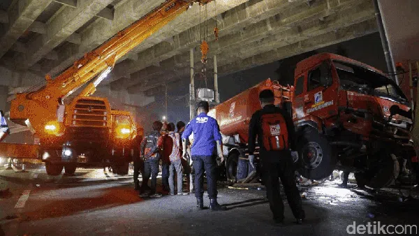 Foto-foto Evakuasi Truk Maut Pertamina