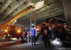 Foto-foto Evakuasi Truk Maut Pertamina Foto-foto Evakuasi Truk Maut Pertamina
