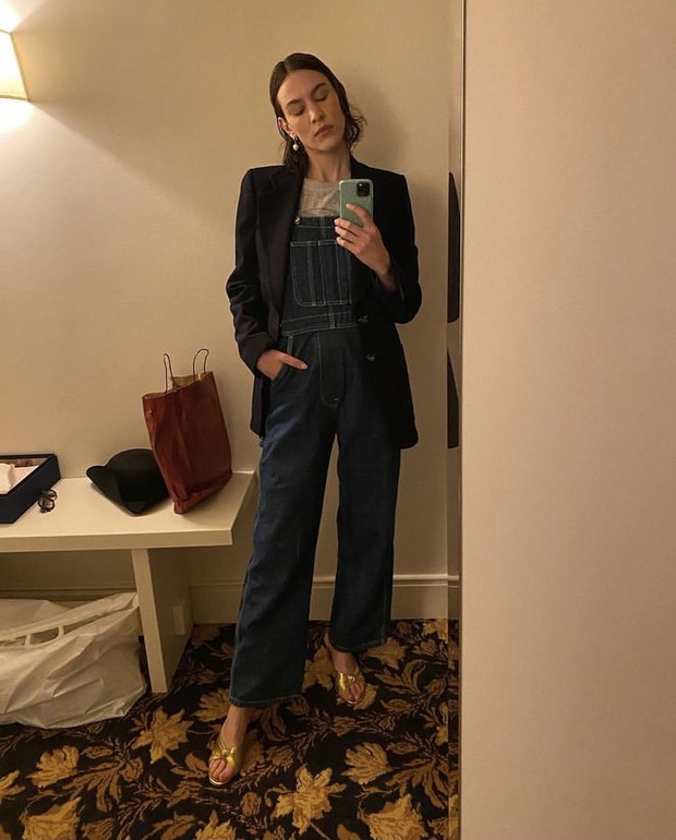 Alexa Chung styling overalls dengan blazer/