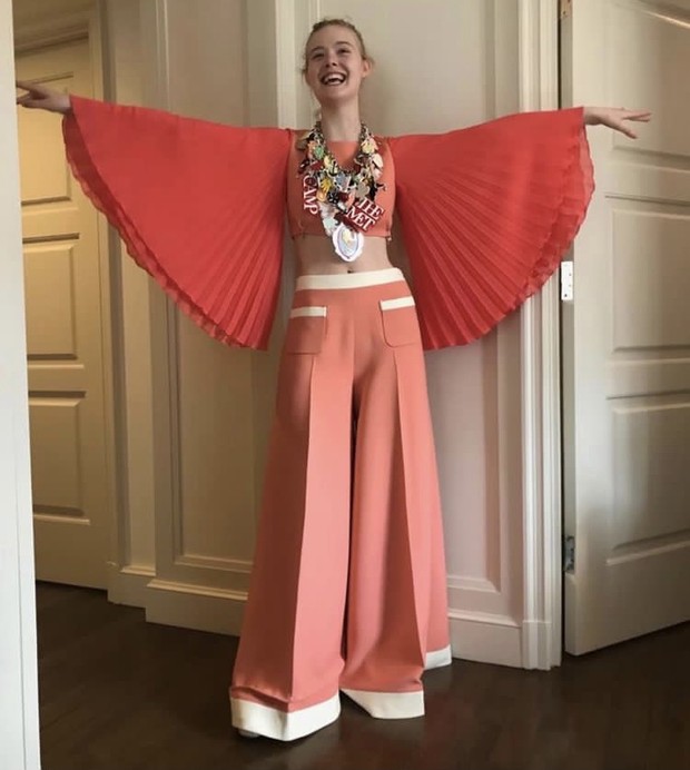 Elle Fanning memakai kalung Miu Miu/