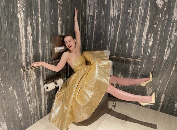 Elle Fanning dalam gaun Oscar de la Renta/