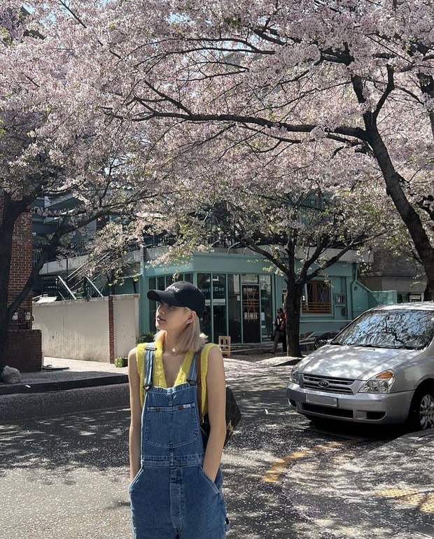 Lisa Blackpink styling overalls/