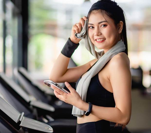 Gunakan handuk bersih saat berolahraga/Foto: Freepik.com/jcomp cara mengatasi jerawat pasca berolahraga