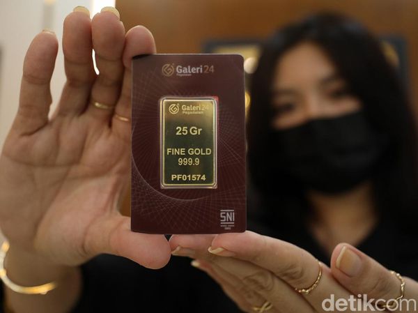 Ibu-ibu, Harga Emas di Pegadaian Naik Lho