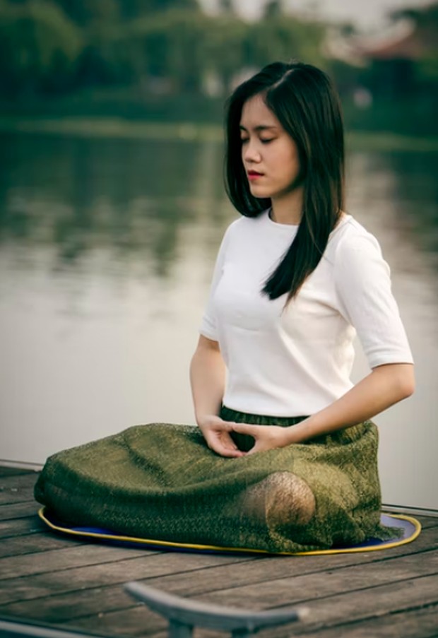 Ilustrasi perempuan melakukan meditasi/ Foto: unsplash.com/Le Minh Phuong
