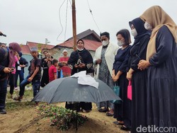 Istri Bupati Nduga Hadiri Pemakaman Jenazah Ismaun Korban KKB Papua