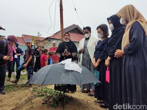 Istri Bupati Nduga Hadiri Pemakaman Jenazah Ismaun Korban KKB Papua Istri Bupati Nduga Hadiri Pemakaman Jenazah Ismaun Korban KKB Papua