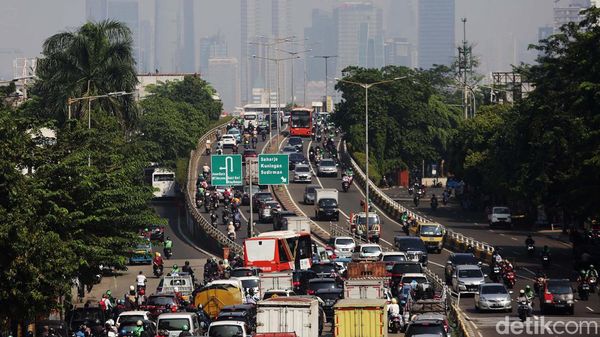 Fix, Lalin di Jalan Abdullah Syafei Tebet Macet Panjang