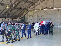 Jenazah Pilot Golden Eagle Disemayamkan Sebelum Diterbangkan ke Jakarta