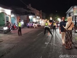 Terpeleset Saat Naik ke Badan Jalan, Biker di Pasuruan Tewas Terlindas Truk
