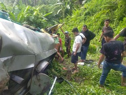 Mobil Tangki Air Terjun ke Jurang di Sibolangit, Sopir Tewas