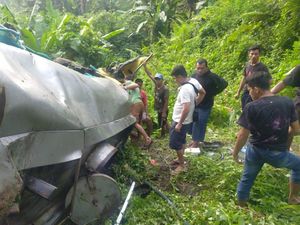 Mobil Tangki Air Terjun ke Jurang di Sibolangit, Sopir Tewas Mobil Tangki Air Terjun ke Jurang di Sibolangit, Sopir Tewas