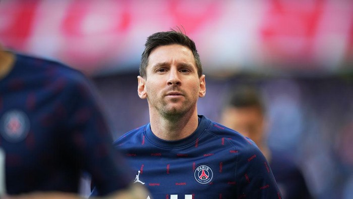 PARIS, FRANCE - MAY 21:  Leo Messi is warming up prior to the FC Metz versus Paris Saint-Germain game on May 21, 2022 at Stade Parc des Princes in Paris, France. (Photo by Glenn Gervot/Icon Sportswire via Getty Images)