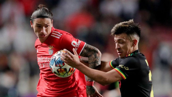 LISBON, PORTUGAL - FEBRUARY 23: (L-R) Darwin Nunez of Benfica, Lisandro Martinez of Ajax  during the UEFA Champions League  match between Benfica v Ajax at the Estadio Da Luz on February 23, 2022 in Lisbon Portugal (Photo by Eric Verhoeven/Soccrates/Getty Images)
