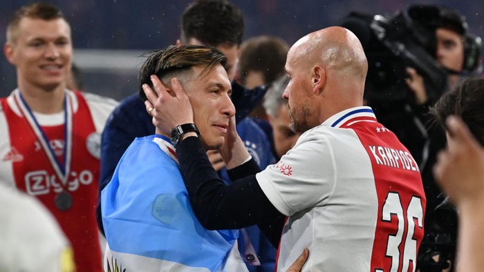 AMSTERDAM - Erik ten Hag and Lisandro Martinez after winning the championship against Heerenveen in the Johan Cruijff ArenA on May 11, 2022 in Amsterdam, Netherlands. ANP OLAF KRAAK (Photo by ANP via Getty Images)