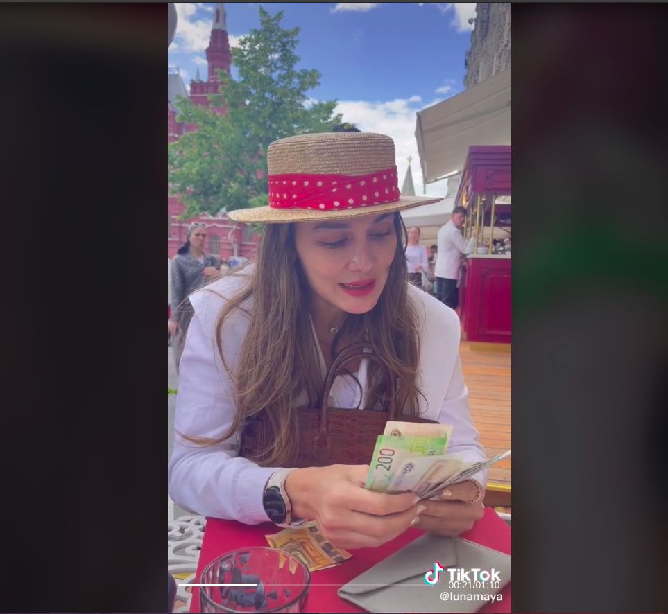 Luna Maya saat menghitung uang