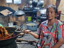 Ayam Bakar Mak Gogok di Blora, Gurihnya Sampai ke Tulang!
