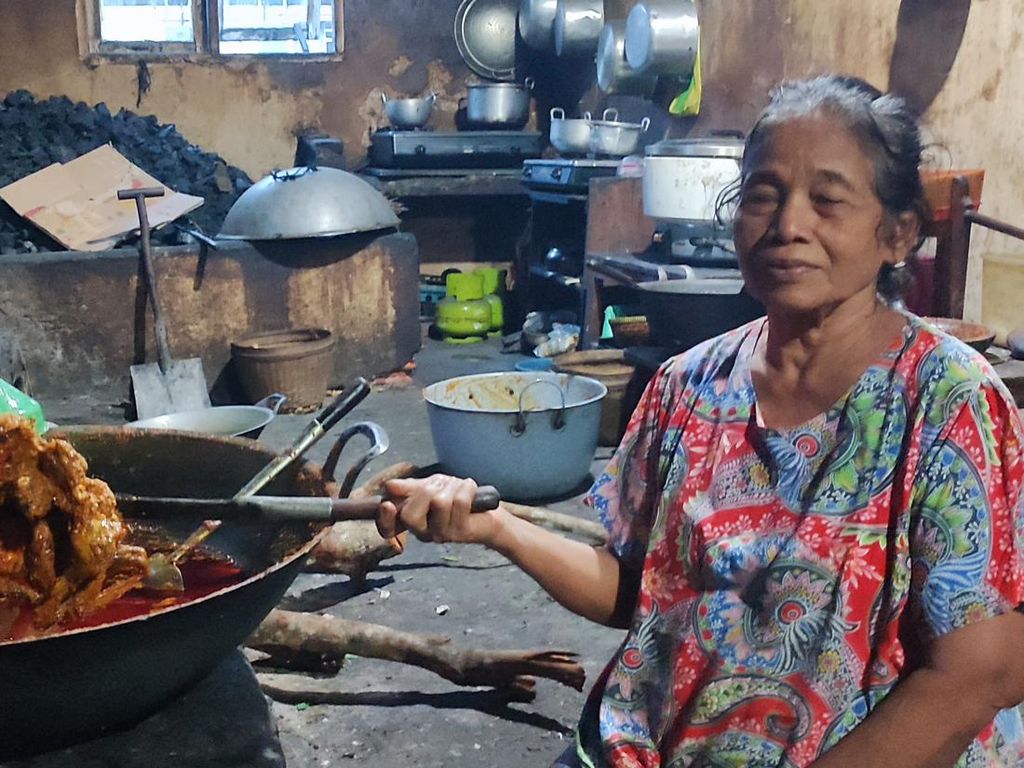 Ayam Bakar Mak Gogok di Blora, Gurihnya Sampai ke Tulang! Ayam Bakar Mak Gogok di Blora, Gurihnya Sampai ke Tulang!