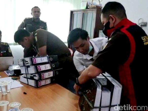Momen Kejati Sumsel Geledah Kantor Distan Sumsel