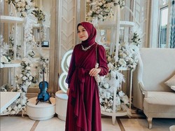 6 Inspirasi Padu Padan Hijab dengan Baju Warna Merah Marun