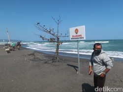 Pelang Dilarang Dirikan Bangunan di Pantai Depok, Bupati: Semua Tarik Mundur