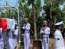 Anggota TNI AL-Istri Korban Laka Maut Cibubur Dimakamkan Secara Militer
