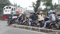 Bandel! Pemotor Nekat Terobos Palang Perlintasan KA di Bandung