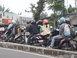 Siswi SMP yang Ditabrak Kereta Api Gunakan Headset Saat Melintas