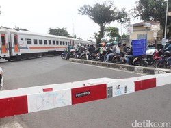 Viral! Pemotor Terobos Perlintasan KA Nyaris Tabrak Relawan Edan Sepur