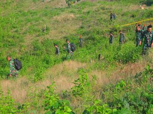 Terkendala Medan, Evakuasi Puing Pesawat Golden Eagle Pakai Motor Bronjong