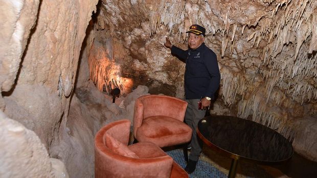 Petugas melakukan peninjauan lapangan untuk memeriksa legalitas bangunan Restoran The Cave di kawasan Pecatu, Badung, Bali, Selasa (19/7/2022). Restoran unik yang terletak di dalam gua itu dihentikan operasionalnya sementara karena belum melengkapi izin dan sedang menunggu kajian dari sejumlah instansi terkait pemanfaatan gua tersebut sebagai restoran. ANTARA FOTO/Fikri Yusuf/rwa.