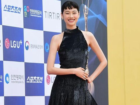 Pesona bintang Squid Game Jung Ho Yeon juga tak kalah badass. Aktris sekaligus model ini terlihat memukau dengan balutan dress berwarna hitam. Foto : instagram.com/koreanizada