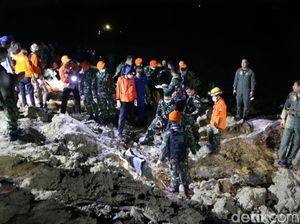 Tim Khusus TNI AU Investigasi Penyebab Pesawat Golden Eagle Jatuh di Blora Tim Khusus TNI AU Investigasi Penyebab Pesawat Golden Eagle Jatuh di Blora