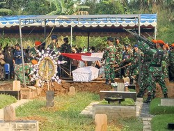 Isak Tangis Keluarga Iringi Pemakaman Pilot Golden Eagle di Bekasi