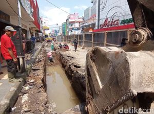 Warga Protes Proyek Jalan Cihideung Tasik Jadi Pedestrian