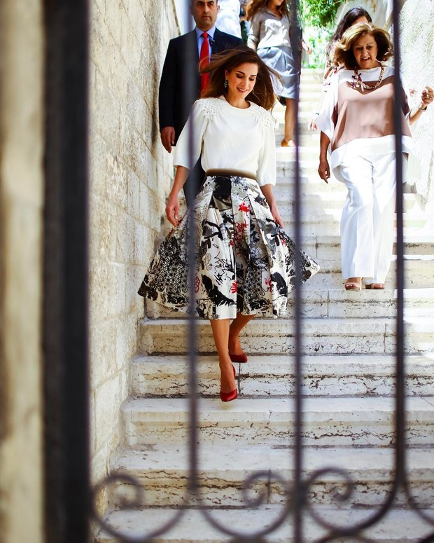 Ratu Rania dengan Midi Skirt Motif Ratu Rania