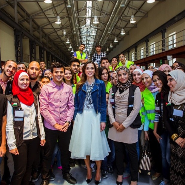 Ratu Rania Terlihat Simpel dengan Jaket dan Rok Ratu Rania