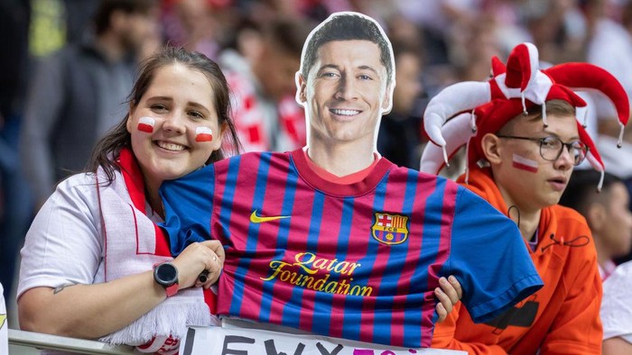 WARSAW, POLAND - 2022/06/14: Polish fan with the poster of Robert Lewandowski in a FC Barcelona jersey seen during the UEFA Nations League, League A Group 4 match between Poland and Belgium at PGE National Stadium.
(Final score; Poland 0:1 Belgium). (Photo by Mikolaj Barbanell/SOPA Images/LightRocket via Getty Images)