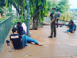 ABG SCBD Nyenyak Tidur Ngemper Berujung Dibangunin Satpol PP