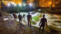Cuma di Sini, Bisa Selancar di Tingginya Ombak Sungai Saat Malam Hari