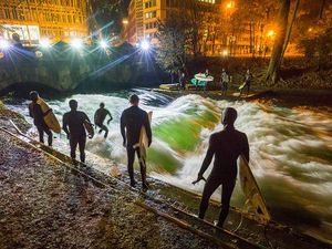 Cuma di Sini, Bisa Selancar di Tingginya Ombak Sungai Saat Malam Hari Cuma di Sini, Bisa Selancar di Tingginya Ombak Sungai Saat Malam Hari